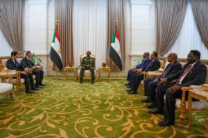 البرهان يمنح السفير المصري هاني صلاح وسام النيلين من الطبقة الأولى بمناسبة انتهاء عمله في السودان، والسفير ينقل رسالة من السيسي لتعزيز التعاون بين البلدين