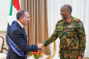 البرهان يمنح السفير التركي فاتح يلديز وسام النيلين من الطبقة الأولى بمناسبة انتهاء عمله في السودان، والسفير يؤكد دعم تركيا لسيادة السودان واستقراره