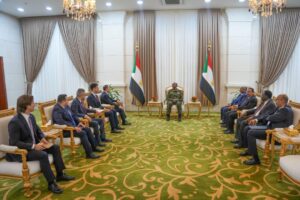 البرهان يمنح السفير التركي فاتح يلديز وسام النيلين من الطبقة الأولى بمناسبة انتهاء عمله في السودان، والسفير يؤكد دعم تركيا لسيادة السودان واستقراره