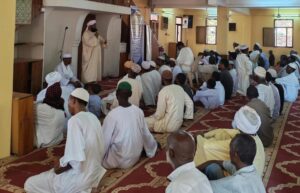 بعد توقف دام قرابة 4 سنوات، مسجد السلام بشمبات الأراضي يستأنف صلاة الجمعة عقب اكتمال أعمال الترميم، وسط حضور أهالي المنطقة ومدير محلية بحري.