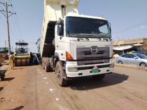 بدء أعمال رصف المسار الغربي لشارع الكدرو بالخرطوم بحري، ضمن جهود هيئة الطرق والجسور لتأهيل الطرق وتحسين انسياب المرور ومعالجة تصريف مياه الأمطار.