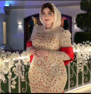بقلم/ميرنا حسن 

في عالم الميك اب لا تبدأ الحكاية من حقيبة التجميل ولا تنتهي أمام المرآة لأن الجمال الحقيقي لا يولد داخل عبوة ولا يصنعه لون مهما كان جماله بل يبدأ من لحظة تدرك فيها المرأة أن ملامحها تستحق الاهتمام وأن وجهها يحمل تفاصيل لا تحتاج إلى الإخفاء بل تحتاج إلى من يمنحها الضوء المناسب لتظهر كما هي بكل هدوء ورقي ولهذا أصبح الميك اب مع مرور الوقت لغة راقية تعبر عن الذوق أكثر مما تعبر عن الزينة وأصبح فنا يعتمد على الإحساس قبل اعتماده على المستحضرات
لكل وجه طريقته الخاصة في استقبال الضوء فهناك ملامح يليق بها الهدوء وهناك وجوه تزداد جمالا مع لمسات دافئة وأخرى يكتمل حضورها مع ألوان ناعمة ولهذا لا توجد قاعدة واحدة يمكن أن تطبق على الجميع لأن الجمال لا يعيش داخل القوالب الثابتة بل يولد من اختلاف الوجوه واختلاف الشخصيات واختلاف النظرة التي تحملها كل امرأة إلى نفسها
الميك اب الحقيقي لا يسعى إلى تغيير الملامح بل يحترمها فهو يعرف أن لكل خط في الوجه قيمته ولكل ابتسامة جمالها ولكل نظرة حضورها ولهذا فإن النجاح لا يكون في إخفاء التفاصيل بل في إبرازها بطريقة تجعل الوجه يبدو أكثر إشراقا دون أن يفقد ملامحه الطبيعية التي صنعت له وحده
حين تبدأ المرأة يومها أمام المرآة فإنها لا تضع الألوان على وجهها فقط بل تمنح نفسها دقائق من الهدوء وسط إيقاع الحياة السريع وهذه الدقائق البسيطة تتحول إلى مساحة خاصة تستعيد فيها ثقتها بنفسها وتشعر بأنها تمنح ذاتها اهتماما تستحقه لأن العناية بالنفس ليست رفاهية بل جزء من احترام الإنسان لذاته
العينان هما أكثر الأماكن قدرة على التعبير ولذلك فإن أجمل ما يقدمه الميك اب لهما هو أن يتركهما تتحدثان بطبيعتهما فلا يطغى اللون على الإحساس ولا تخفي اللمسات صدق النظرة بل تصبح الألوان جسرا يبرز العمق ويمنح العين حضورا أكثر دفئا وهدوءا
أما البشرة فهي الأرض التي تستقر عليها كل التفاصيل ولهذا فإنها تحتاج إلى عناية مستمرة قبل أي مستحضر لأن البشرة التي تنبض بالحيوية تمنح الوجه إشراقا لا تستطيع المنتجات وحدها أن تصنعه وهنا يظهر الفرق بين ميك اب يعتمد على التغطية وميك اب يعتمد على إبراز الجمال الطبيعي
ولأن عالم الميك اب يتطور كل يوم فإن المرأة أصبحت أمام خيارات كثيرة لكن كثرة الخيارات لا تعني أن تستخدم كل شيء بل أن تعرف ماذا يناسبها وماذا يضيف إلى ملامحها وماذا ينسجم مع شخصيتها لأن الذوق لا يقاس بعدد المستحضرات بل بحسن استخدامها
والألوان أيضا تحمل شخصيات مختلفة فهناك لون يمنح الوجه هدوءا يشبه الصباح وهناك لون يعكس الدفء وهناك لون يضيف لمسة من الجرأة دون أن يفقد الوجه رقته ولهذا يصبح اختيار اللون قرارا يرتبط بالإحساس أكثر مما يرتبط بالموضة لأن الوجه الصادق أجمل من أي صيحة مؤقتة
الميك اب لا يغير المرأة بل يساعدها على رؤية جمالها بطريقة أوضح فهو لا يصنع الثقة لكنه قد يوقظها ولا يخلق الإشراق لكنه قد يكشفه ولهذا فإن أجمل إطلالة هي تلك التي تجعل المرأة تنظر إلى المرآة فتبتسم لأنها رأت نفسها كما تحب لا كما يريدها الآخرون
وفي زمن تمتلئ فيه الشاشات بالصور المعدلة يبقى الجمال الحقيقي هو الذي يحافظ على الملامح ويجعلها تتنفس بحرية لأن الوجه ليس لوحة لإخفاء الحقيقة بل مساحة لإظهارها بأجمل صورة ممكنة ولذلك فإن الميك اب الذي ينجح هو الذي يلفت الانتباه إلى المرأة لا إلى مستحضراتها
 يبقى الميك اب أكثر من مجرد فن للتجميل وأكثر من مجرد ألوان تتغير مع المواسم إنه رسالة هادئة تؤكد أن الاهتمام بالنفس قيمة وأن البساطة عنوان للرقي وأن الجمال الحقيقي لا يحتاج إلى ضجيج حتى يراه الجميع لأن الوجوه التي تعرف الضوء لا تبحث عن المبالغة بل تكتفي بلمسة صادقة تجعل ملامحها أكثر إشراقا وثقة وحضورا في كل زمان

وجوه تعرف الضوء