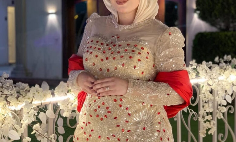 بقلم/ميرنا حسن في عالم الميك اب لا تبدأ الحكاية من حقيبة التجميل ولا تنتهي أمام المرآة لأن الجمال الحقيقي لا يولد داخل عبوة ولا يصنعه لون مهما كان جماله بل يبدأ من لحظة تدرك فيها المرأة أن ملامحها تستحق الاهتمام وأن وجهها يحمل تفاصيل لا تحتاج إلى الإخفاء بل تحتاج إلى من يمنحها الضوء المناسب لتظهر كما هي بكل هدوء ورقي ولهذا أصبح الميك اب مع مرور الوقت لغة راقية تعبر عن الذوق أكثر مما تعبر عن الزينة وأصبح فنا يعتمد على الإحساس قبل اعتماده على المستحضرات لكل وجه طريقته الخاصة في استقبال الضوء فهناك ملامح يليق بها الهدوء وهناك وجوه تزداد جمالا مع لمسات دافئة وأخرى يكتمل حضورها مع ألوان ناعمة ولهذا لا توجد قاعدة واحدة يمكن أن تطبق على الجميع لأن الجمال لا يعيش داخل القوالب الثابتة بل يولد من اختلاف الوجوه واختلاف الشخصيات واختلاف النظرة التي تحملها كل امرأة إلى نفسها الميك اب الحقيقي لا يسعى إلى تغيير الملامح بل يحترمها فهو يعرف أن لكل خط في الوجه قيمته ولكل ابتسامة جمالها ولكل نظرة حضورها ولهذا فإن النجاح لا يكون في إخفاء التفاصيل بل في إبرازها بطريقة تجعل الوجه يبدو أكثر إشراقا دون أن يفقد ملامحه الطبيعية التي صنعت له وحده حين تبدأ المرأة يومها أمام المرآة فإنها لا تضع الألوان على وجهها فقط بل تمنح نفسها دقائق من الهدوء وسط إيقاع الحياة السريع وهذه الدقائق البسيطة تتحول إلى مساحة خاصة تستعيد فيها ثقتها بنفسها وتشعر بأنها تمنح ذاتها اهتماما تستحقه لأن العناية بالنفس ليست رفاهية بل جزء من احترام الإنسان لذاته العينان هما أكثر الأماكن قدرة على التعبير ولذلك فإن أجمل ما يقدمه الميك اب لهما هو أن يتركهما تتحدثان بطبيعتهما فلا يطغى اللون على الإحساس ولا تخفي اللمسات صدق النظرة بل تصبح الألوان جسرا يبرز العمق ويمنح العين حضورا أكثر دفئا وهدوءا أما البشرة فهي الأرض التي تستقر عليها كل التفاصيل ولهذا فإنها تحتاج إلى عناية مستمرة قبل أي مستحضر لأن البشرة التي تنبض بالحيوية تمنح الوجه إشراقا لا تستطيع المنتجات وحدها أن تصنعه وهنا يظهر الفرق بين ميك اب يعتمد على التغطية وميك اب يعتمد على إبراز الجمال الطبيعي ولأن عالم الميك اب يتطور كل يوم فإن المرأة أصبحت أمام خيارات كثيرة لكن كثرة الخيارات لا تعني أن تستخدم كل شيء بل أن تعرف ماذا يناسبها وماذا يضيف إلى ملامحها وماذا ينسجم مع شخصيتها لأن الذوق لا يقاس بعدد المستحضرات بل بحسن استخدامها والألوان أيضا تحمل شخصيات مختلفة فهناك لون يمنح الوجه هدوءا يشبه الصباح وهناك لون يعكس الدفء وهناك لون يضيف لمسة من الجرأة دون أن يفقد الوجه رقته ولهذا يصبح اختيار اللون قرارا يرتبط بالإحساس أكثر مما يرتبط بالموضة لأن الوجه الصادق أجمل من أي صيحة مؤقتة الميك اب لا يغير المرأة بل يساعدها على رؤية جمالها بطريقة أوضح فهو لا يصنع الثقة لكنه قد يوقظها ولا يخلق الإشراق لكنه قد يكشفه ولهذا فإن أجمل إطلالة هي تلك التي تجعل المرأة تنظر إلى المرآة فتبتسم لأنها رأت نفسها كما تحب لا كما يريدها الآخرون وفي زمن تمتلئ فيه الشاشات بالصور المعدلة يبقى الجمال الحقيقي هو الذي يحافظ على الملامح ويجعلها تتنفس بحرية لأن الوجه ليس لوحة لإخفاء الحقيقة بل مساحة لإظهارها بأجمل صورة ممكنة ولذلك فإن الميك اب الذي ينجح هو الذي يلفت الانتباه إلى المرأة لا إلى مستحضراتها يبقى الميك اب أكثر من مجرد فن للتجميل وأكثر من مجرد ألوان تتغير مع المواسم إنه رسالة هادئة تؤكد أن الاهتمام بالنفس قيمة وأن البساطة عنوان للرقي وأن الجمال الحقيقي لا يحتاج إلى ضجيج حتى يراه الجميع لأن الوجوه التي تعرف الضوء لا تبحث عن المبالغة بل تكتفي بلمسة صادقة تجعل ملامحها أكثر إشراقا وثقة وحضورا في كل زمان وجوه تعرف الضوء