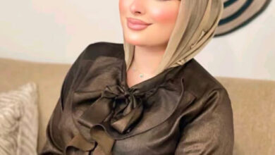 بقلم/ميرنا حسن الميك اب له طقوسه الخاصة التي تبدأ قبل ان تلمس الفرشاة الوجه بوقت طويل فهو ليس مجرد خطوات تحفظها المرأة وتكررها كل صباح بل حالة كاملة تبدأ من اختيار الوقت المناسب وتهيئة البشرة وترتيب المستحضرات ثم اختيار الالوان التي تتوافق مع المناسبة ومع الملابس ومع الحالة التي تريد المرأة ان تظهر بها ولهذا فإن الميك اب الناجح لا يعتمد على العشوائية بل على معرفة تجعل كل خطوة تخدم الخطوة التي تليها هناك فرق كبير بين ان تضعي الميك اب بسرعة وان تمنحي نفسك وقتا لتستمتعي بالتفاصيل ففي الحالة الاولى قد تتحول العملية الى واجب يجب الانتهاء منه اما في الحالة الثانية تصبح لحظة خاصة تستطيع المرأة خلالها ان تهتم بنفسها وتكتشف ما يناسبها وتمنح وجهها العناية التي يحتاج اليها قبل ان تبدأ في وضع الالوان اول ما يجعل هذه الطقوس ناجحة هو معرفة البشرة لأن لكل بشرة احتياجاتها المختلفة فالبشرة الجافة تحتاج الى اهتمام يمنحها الراحة والبشرة التي تميل الى اللمعان تحتاج الى توازن والبشرة الحساسة تحتاج الى اختيارات اكثر حرصا ولهذا فإن فهم طبيعة البشرة يختصر كثيرا من المشكلات ويجعل النتيجة اكثر راحة بعد ذلك تأتي مرحلة اختيار القاعدة المناسبة التي تساعد على توحيد مظهر البشرة دون ان تجعل الوجه يبدو بعيدا عن طبيعته فالهدف ليس اخفاء كل التفاصيل بل الوصول الى مظهر متوازن يسمح للملامح بالظهور ولهذا فإن وضع كميات مناسبة والتعامل مع المستحضر بهدوء قد يصنعان نتيجة افضل بكثير من الاعتماد على طبقات كثيرة ثم تأتي مرحلة ترتيب الملامح وهنا يظهر الفرق بين الميك اب الذي يغير الوجه والميك اب الذي يخدمه فكل تفصيلة تحتاج الى دراسة بسيطة فالعين تحتاج الى ما يبرزها والحاجبان يحتاجان الى ما يحافظ على شكلهما والشفاه تحتاج الى لون ينسجم مع بقية الوجه والخدين يحتاجان الى لمسة تمنح الوجه حياة دون ان تطغى على بقية التفاصيل والجميل في هذه المرحلة ان المرأة تستطيع ان تجعل الاطلالة مختلفة تماما بمجرد تغيير تفصيلة واحدة فقد يمنح لون الشفاه القوي الوجه حضورا مختلفا وقد تجعل الالوان الهادئة الملامح اكثر نعومة وقد تغير طريقة التعامل مع العينين احساس الوجه بالكامل ولهذا فإن الميك اب مساحة واسعة للتجربة وليست وصفة ثابتة كما ان ترتيب المستحضرات له اهميته فالمنتجات التي تستخدم يوميا يجب ان تكون في مكان واضح وسهل الوصول اليه بينما يمكن الاحتفاظ بالمستحضرات الخاصة بالمناسبات في مكان منفصل وهذا التنظيم يجعل الوقت اكثر سهولة ويمنع تراكم المنتجات التي لا تستخدمها المرأة كما يساعدها على معرفة ما تحتاج الى شرائه فعلا ولا تقل الادوات اهمية عن المستحضرات فالفرش النظيفة والادوات المناسبة تجعل عملية التوزيع اكثر دقة كما ان تنظيفها بصورة منتظمة يحافظ على جودتها ويجعل استخدامها اكثر راحة ولهذا فإن العناية بادوات الميك اب جزء من طقوس الجمال وليست خطوة يمكن تجاهلها ومن التفاصيل الجميلة ان الميك اب يمكن ان يتغير حسب الوقت فإطلالة الصباح غالبا تحتاج الى احساس مختلف عن اطلالة المساء والمناسبة العملية تختلف عن المناسبات الاجتماعية ولهذا فإن المرأة التي تفهم هذه الفروق تستطيع ان تجعل مظهرها مناسبا للمكان دون ان تتخلى عن شخصيتها ولا يعني ذلك ان عليها امتلاك عدد ضخم من المستحضرات فربما تستطيع مجموعة محدودة من المنتجات المناسبة ان تمنحها عشرات الاختيارات اذا عرفت كيف تنسق بينها فالذكاء في استخدام الموجود اهم من تراكم الاشياء داخل حقيبة التجميل الميك اب ايضا يمكن ان يكون لحظة لاستعادة الثقة ففي الايام التي تشعر فيها المرأة بالتعب قد تمنحها بعض العناية بوجهها احساسا مختلفا وفي الايام التي تكون فيها سعيدة قد تعكس هذه السعادة من خلال اطلالة اكثر حيوية وهنا يصبح التجميل لغة مرتبطة بالمشاعر وليس مجرد تغيير خارجي تبقى طقوس الميك اب حكاية تبدأ من العناية وتنتهي بالثقة وبين البداية والنهاية توجد تفاصيل كثيرة تصنع الفارق الحقيقي فالجمال لا يحتاج دائما الى خطوات معقدة ولا الى منتجات كثيرة بل يحتاج الى فهم وصبر واختيار مناسب والى امرأة تعرف ان الاهتمام بملامحها ليس محاولة لتصبح شخصا اخر بل فرصة لتظهر اجمل ما لديها بطريقتها الخاصة ولهذا يظل الميك اب فنا جميلا حين يكون امتدادا للشخصية وليس بديلا عنها طقوس الميك اب