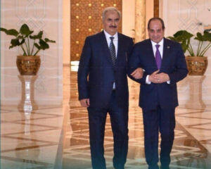 كتب:أيمن بحر 

استقبل الرئيس عبد الفتاح السيسى اليوم المشير خليفة حفتر، القائد العام للجيش الوطنى الليبى بحضور الفريق أول خالد حفتر رئيس أركان الجيش الوطنى الليبى والمهندس بالقاسم حفتر رئيس صندوق إعمار ليبيا إلى جانب حسن رشاد، رئيس المخابرات العامة.

وصرح السفير محمد الشناوى المتحدث الرسمى باسم رئاسة الجمهورية بأن الرئيس السيسى رحب بزيارة المشير خليفة حفتر إلى مصر، مؤكدًا عمق العلاقات الأخوية والتاريخية التى تجمع بين البلدين وحرص القاهرة على تعزيز أواصر التعاون المشترك.

وجدد الرئيس السيسى خلال اللقاء التأكيد على موقف مصر الثابت تجاه الأزمة الليبية، والقائم على ضرورة الحفاظ على وحدة الدولة الليبية وسلامة أراضيها والعمل على توحيد المؤسسات الوطنية بما يسهم فى تحقيق الاستقرار وإنهاء حالة الانقسام.

وشدد الرئيس السيسى على أهمية دعم المسار السياسى فى ليبيا بما يشمل إجراء الانتخابات الرئاسية والبرلمانية مؤكدًا استمرار دعم مصر لأمن واستقرار ليبيا، ومساندة المبادرات والجهود الرامية إلى تحقيق السلام والتنمية.

كما تناول اللقاء فرص تعزيز التعاون بين مصر وليبيا فى مختلف المجالات بما يخدم مصالح الشعبين ويدعم الشراكة القائمة بين البلدين.

من جانبه أعرب المشير خليفة حفتر عن اعتزازه بزيارة مصر مثمنا الجهود التي تبذلها القاهرة لدعم الأمن والاستقرار فى المنطقة، وخاصة فى ليبيا.

وأكد حفتر دعمه للمبادرات الهادفة إلى ترسيخ الأمن والاستقرار والحفاظ على وحدة ليبيا، مشيرًا إلى حرصه على مواصلة التنسيق مع مصر لمواجهة التحديات المشتركة ودعم جهود تحقيق التنمية الشاملة فى البلاد.

الرئيس السيسى يستقبل خليفة حفتر ويؤكد دعم مصر لوحدة ليبيا واستقرارها