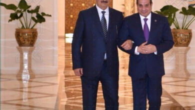 كتب:أيمن بحر استقبل الرئيس عبد الفتاح السيسى اليوم المشير خليفة حفتر، القائد العام للجيش الوطنى الليبى بحضور الفريق أول خالد حفتر رئيس أركان الجيش الوطنى الليبى والمهندس بالقاسم حفتر رئيس صندوق إعمار ليبيا إلى جانب حسن رشاد، رئيس المخابرات العامة. وصرح السفير محمد الشناوى المتحدث الرسمى باسم رئاسة الجمهورية بأن الرئيس السيسى رحب بزيارة المشير خليفة حفتر إلى مصر، مؤكدًا عمق العلاقات الأخوية والتاريخية التى تجمع بين البلدين وحرص القاهرة على تعزيز أواصر التعاون المشترك. وجدد الرئيس السيسى خلال اللقاء التأكيد على موقف مصر الثابت تجاه الأزمة الليبية، والقائم على ضرورة الحفاظ على وحدة الدولة الليبية وسلامة أراضيها والعمل على توحيد المؤسسات الوطنية بما يسهم فى تحقيق الاستقرار وإنهاء حالة الانقسام. وشدد الرئيس السيسى على أهمية دعم المسار السياسى فى ليبيا بما يشمل إجراء الانتخابات الرئاسية والبرلمانية مؤكدًا استمرار دعم مصر لأمن واستقرار ليبيا، ومساندة المبادرات والجهود الرامية إلى تحقيق السلام والتنمية. كما تناول اللقاء فرص تعزيز التعاون بين مصر وليبيا فى مختلف المجالات بما يخدم مصالح الشعبين ويدعم الشراكة القائمة بين البلدين. من جانبه أعرب المشير خليفة حفتر عن اعتزازه بزيارة مصر مثمنا الجهود التي تبذلها القاهرة لدعم الأمن والاستقرار فى المنطقة، وخاصة فى ليبيا. وأكد حفتر دعمه للمبادرات الهادفة إلى ترسيخ الأمن والاستقرار والحفاظ على وحدة ليبيا، مشيرًا إلى حرصه على مواصلة التنسيق مع مصر لمواجهة التحديات المشتركة ودعم جهود تحقيق التنمية الشاملة فى البلاد. الرئيس السيسى يستقبل خليفة حفتر ويؤكد دعم مصر لوحدة ليبيا واستقرارها