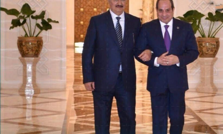 كتب:أيمن بحر استقبل الرئيس عبد الفتاح السيسى اليوم المشير خليفة حفتر، القائد العام للجيش الوطنى الليبى بحضور الفريق أول خالد حفتر رئيس أركان الجيش الوطنى الليبى والمهندس بالقاسم حفتر رئيس صندوق إعمار ليبيا إلى جانب حسن رشاد، رئيس المخابرات العامة. وصرح السفير محمد الشناوى المتحدث الرسمى باسم رئاسة الجمهورية بأن الرئيس السيسى رحب بزيارة المشير خليفة حفتر إلى مصر، مؤكدًا عمق العلاقات الأخوية والتاريخية التى تجمع بين البلدين وحرص القاهرة على تعزيز أواصر التعاون المشترك. وجدد الرئيس السيسى خلال اللقاء التأكيد على موقف مصر الثابت تجاه الأزمة الليبية، والقائم على ضرورة الحفاظ على وحدة الدولة الليبية وسلامة أراضيها والعمل على توحيد المؤسسات الوطنية بما يسهم فى تحقيق الاستقرار وإنهاء حالة الانقسام. وشدد الرئيس السيسى على أهمية دعم المسار السياسى فى ليبيا بما يشمل إجراء الانتخابات الرئاسية والبرلمانية مؤكدًا استمرار دعم مصر لأمن واستقرار ليبيا، ومساندة المبادرات والجهود الرامية إلى تحقيق السلام والتنمية. كما تناول اللقاء فرص تعزيز التعاون بين مصر وليبيا فى مختلف المجالات بما يخدم مصالح الشعبين ويدعم الشراكة القائمة بين البلدين. من جانبه أعرب المشير خليفة حفتر عن اعتزازه بزيارة مصر مثمنا الجهود التي تبذلها القاهرة لدعم الأمن والاستقرار فى المنطقة، وخاصة فى ليبيا. وأكد حفتر دعمه للمبادرات الهادفة إلى ترسيخ الأمن والاستقرار والحفاظ على وحدة ليبيا، مشيرًا إلى حرصه على مواصلة التنسيق مع مصر لمواجهة التحديات المشتركة ودعم جهود تحقيق التنمية الشاملة فى البلاد. الرئيس السيسى يستقبل خليفة حفتر ويؤكد دعم مصر لوحدة ليبيا واستقرارها