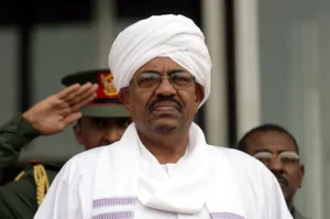 أسرة عمر البشير تجدد مناشدتها للسماح له بالعلاج خارج السودان، وتؤكد عدم تلقيها أي إخطار رسمي بالموافقة على سفره حتى الآن.