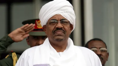 أسرة عمر البشير تجدد مناشدتها للسماح له بالعلاج خارج السودان، وتؤكد عدم تلقيها أي إخطار رسمي بالموافقة على سفره حتى الآن.