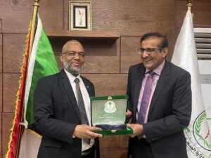 وزير الصحة الاتحادي هيثم محمد إبراهيم يبحث مع السفير الباكستاني عاطف شريف تعزيز التعاون الصحي والدوائي، وتدريب الكوادر الطبية ودعم إعادة إعمار القطاع الصحي في السودان.