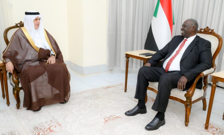نائب رئيس مجلس السيادة مالك عقار يشيد بدعم السعودية للسودان، فيما أكد سفيرها زيد بن مخلد حرص المملكة على أمن السودان واستقراره ووحدة أراضيه وتعزيز العلاقات بين البلدين.