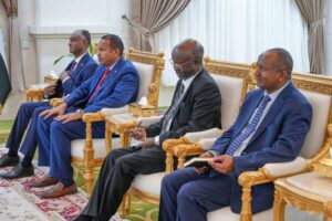 رئيس مجلس السيادة عبد الفتاح البرهان يلتقي وفد الآلية الخماسية بالخرطوم لبحث السلام والعملية السياسية، فيما تؤكد الآلية رفض الحل العسكري واحترام سيادة السودان ووحدته.