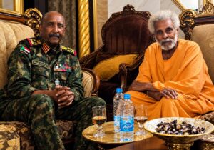 رئيس مجلس السيادة عبدالفتاح البرهان يزور الفنان والموسيقار السوداني أبوعركي البخيت في منزله بمدينة أم درمان، في زيارة تعكس الاهتمام بالفن والثقافة السودانية.