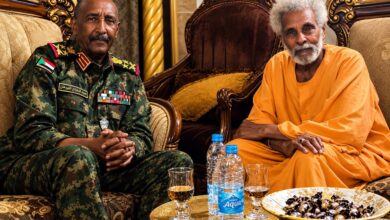 رئيس مجلس السيادة عبدالفتاح البرهان يزور الفنان والموسيقار السوداني أبوعركي البخيت في منزله بمدينة أم درمان، في زيارة تعكس الاهتمام بالفن والثقافة السودانية.