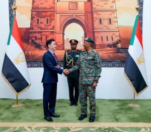 تسلّم عبدالفتاح البرهان أوراق اعتماد سفير كوريا الجنوبية لدى السودان بارك سانغ تاي، الذي أكد دعم بلاده للسلام والاستقرار وتوسيع المساعدات الإنسانية للسودان.