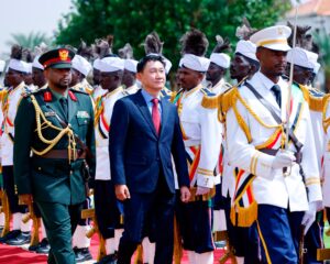 تسلّم عبدالفتاح البرهان أوراق اعتماد سفير كوريا الجنوبية لدى السودان بارك سانغ تاي، الذي أكد دعم بلاده للسلام والاستقرار وتوسيع المساعدات الإنسانية للسودان.