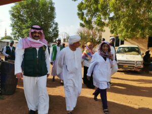 وفد إعلامي سعودي يتفقد مستشفيات أم درمان للاطلاع على الخدمات الصحية وأثر الدعم الطبي والإغاثي السعودي في توفير المولدات ومحطات الأكسجين والمستلزمات الطبية.