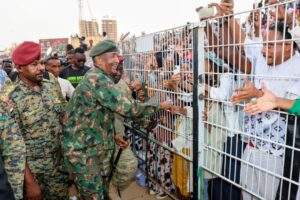 البرهان يؤكد خلال تدشين مبادرة «ما نسيناكم» بالخرطوم رفض السودان الضغوط والابتزاز، ويشدد على مواصلة مواجهة التمرد ودعم القطاع الصحي.