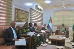 وجّه وزير الدفاع السوداني الفريق حسن داؤود كبرون بتسريع إزالة الألغام ومخلفات الحرب من محيط طريق الصادرات الغربي، مع التأكيد على تطوير عمليات المسح والتطهير وتعزيز سلامة المواطنين والطرق الحيوية.