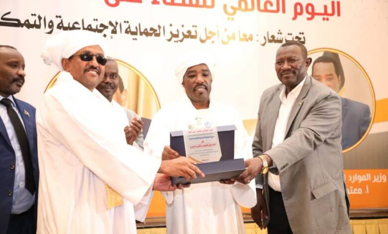 وزير الموارد البشرية يكشف عن تدخلات للزكاة تجاوزت 239 مليار جنيه استفاد منها 2.9 مليون مواطن، وإطلاق شراكة لتوفير 22 ألف مشروع صغير في 11 ولاية لمكافحة الفقر.