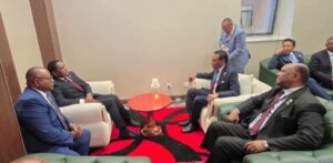  رئيس الوزراء السوداني كامل إدريس يلتقي الرئيس الزامبي هاكيندي هيشيليما في هراري، ويبحثان تعزيز التعاون الاقتصادي والتجاري والاستثماري وتوقيع مذكرة تفاهم مشتركة.