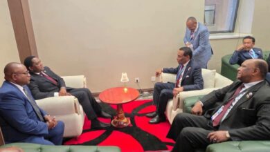 رئيس الوزراء السوداني كامل إدريس يلتقي الرئيس الزامبي هاكيندي هيشيليما في هراري، ويبحثان تعزيز التعاون الاقتصادي والتجاري والاستثماري وتوقيع مذكرة تفاهم مشتركة.