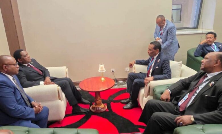 رئيس الوزراء السوداني كامل إدريس يلتقي الرئيس الزامبي هاكيندي هيشيليما في هراري، ويبحثان تعزيز التعاون الاقتصادي والتجاري والاستثماري وتوقيع مذكرة تفاهم مشتركة.
