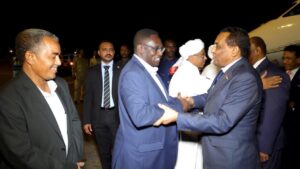 عاد رئيس الوزراء كامل إدريس إلى السودان بعد مشاركته في قمة الكوميسا الـ25 بزمبابوي، التي شهدت لقاءات ثنائية واتفاقات لدعم المعابر الحدودية والطاقة الشمسية ومواقف بشأن السودان.