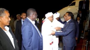 عاد رئيس الوزراء كامل إدريس إلى السودان بعد مشاركته في قمة الكوميسا الـ25 بزمبابوي، التي شهدت لقاءات ثنائية واتفاقات لدعم المعابر الحدودية والطاقة الشمسية ومواقف بشأن السودان.