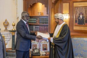 وزير المالية السوداني جبريل إبراهيم ينقل رسالة خطية من رئيس مجلس السيادة عبد الفتاح البرهان إلى سلطان عُمان هيثم بن طارق لتعزيز العلاقات والتعاون الثنائي.
