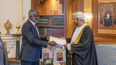 وزير المالية السوداني جبريل إبراهيم ينقل رسالة خطية من رئيس مجلس السيادة عبد الفتاح البرهان إلى سلطان عُمان هيثم بن طارق لتعزيز العلاقات والتعاون الثنائي.