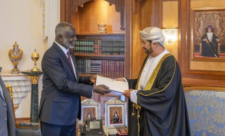 وزير المالية السوداني جبريل إبراهيم ينقل رسالة خطية من رئيس مجلس السيادة عبد الفتاح البرهان إلى سلطان عُمان هيثم بن طارق لتعزيز العلاقات والتعاون الثنائي.