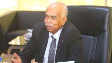 وزير الطاقة والنفط يبحث المعالجات العاجلة لأضرار استهداف محطة المرخيات التحويلية، بعد انقطاع الكهرباء عن مناطق واسعة بالخرطوم ونهر النيل وولايات أخرى.