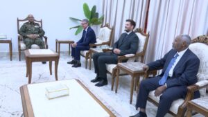إبراهيم جابر يلتقي وفد مطابع السودان للعملة لبحث ترتيبات استئناف العمل من مقرها الرئيسي بالخرطوم بعد توقف دام ثلاث سنوات بسبب الحرب.