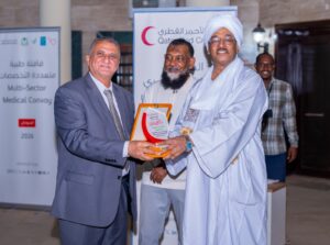 الهلال الأحمر القطري يكرّم الكوادر الطبية المشاركة في المخيم الجراحي بمستشفى بحري التعليمي بعد نجاح أكثر من 120 عملية جراحية، مع التخطيط لعمليات إضافية خلال المرحلة المقبلة.