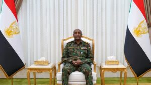 البرهان يلتقي السفراء السودانيين الجدد لدى كوريا الجنوبية ورواندا والأردن وأوغندا وإندونيسيا، ويوجه بتعزيز العلاقات الخارجية وتطوير التعاون بما يخدم المصالح المشتركة.