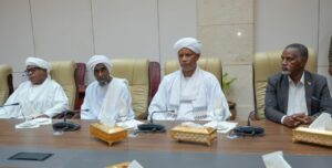 البرهان يؤكد اهتمام الدولة بتطوير مشروع الجزيرة والمناقل، ويتبرع بـ22 سيارة زراعية لجمعيات المزارعين و20 سيارة لمجلس تنظيم مهن الإنتاج الزراعي، إضافة إلى 50 مليار جنيه للوقود وطلمبات الري