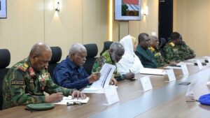 مجلس الأمن والدفاع برئاسة عبد الفتاح البرهان يستعرض الأوضاع الأمنية والاقتصادية في السودان، ويؤكد سيادة القانون وتسهيل وصول المساعدات الإنسانية وتخفيف معاناة المواطنين.