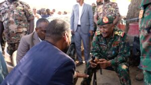 رئيس مجلس السيادة الانتقالي الفريق أول ركن عبد الفتاح البرهان يزور منطقة البرقيق بالولاية الشمالية وسط استقبال جماهيري من المواطنين.