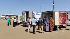 محلية بحري تدشّن سوق البيع المخفض المتجول بميدان الرابطة في شمبات، لتوفير السلع الأساسية والدواجن بأسعار مخفضة وتخفيف أعباء المعيشة.