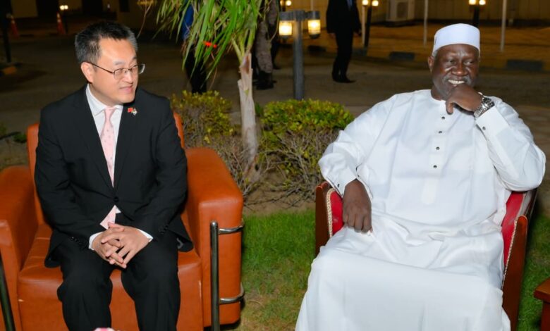 مالك عقار يلتقي السفير الصيني في بورتسودان لبحث استئناف الاستثمارات الصينية في السودان، وملف الديون وتعزيز التعاون الاقتصادي والدعم في المحافل الدولية.