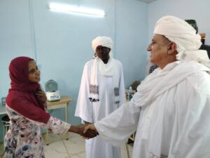 والي الخرطوم أحمد عثمان حمزة يتفقد منطقة ود الأمين بشرق النيل، ويوجه بترفيع المركز الصحي إلى مستشفى وتشكيل فريق طبي للتقصي عن الحالات المرضية ودعم خدمات المياه والكهربا