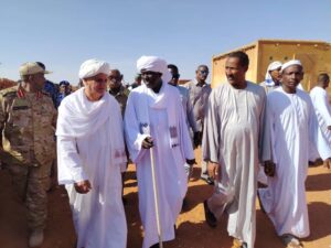 والي الخرطوم أحمد عثمان حمزة يتفقد منطقة ود الأمين بشرق النيل، ويوجه بترفيع المركز الصحي إلى مستشفى وتشكيل فريق طبي للتقصي عن الحالات المرضية ودعم خدمات المياه والكهربا