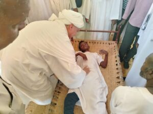 والي الخرطوم أحمد عثمان حمزة يتفقد منطقة ود الأمين بشرق النيل، ويوجه بترفيع المركز الصحي إلى مستشفى وتشكيل فريق طبي للتقصي عن الحالات المرضية ودعم خدمات المياه والكهربا