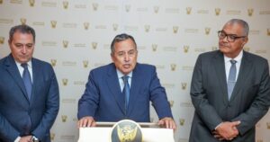 رئيس مجلس السيادة عبد الفتاح البرهان يلتقي الأمين العام لجامعة الدول العربية نبيل فهمي، الذي يؤكد دعم سيادة السودان ووحدة أراضيه وجهود السلام وإعادة الإعمار.