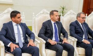رئيس مجلس السيادة عبد الفتاح البرهان يلتقي الأمين العام لجامعة الدول العربية نبيل فهمي، الذي يؤكد دعم سيادة السودان ووحدة أراضيه وجهود السلام وإعادة الإعمار.