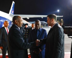 وصل رئيس مجلس السيادة السوداني الفريق أول عبد الفتاح البرهان إلى موسكو مترأساً وفد السودان المشارك في القمة الروسية الأفريقية الثالثة، التي تبحث تعزيز التعاون والشراكة بين روسيا والدول الأفريقية.