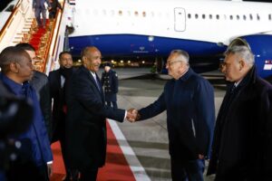 وصل رئيس مجلس السيادة السوداني الفريق أول عبد الفتاح البرهان إلى موسكو مترأساً وفد السودان المشارك في القمة الروسية الأفريقية الثالثة، التي تبحث تعزيز التعاون والشراكة بين روسيا والدول الأفريقية.