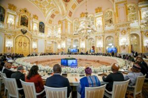 البرهان يخاطب القمة الروسية الأفريقية الثالثة في موسكو، ويشكر الرئيس فلاديمير بوتين على دعم سيادة السودان ووحدة أراضيه، ويؤكد تطلع الخرطوم إلى تطوير الشراكة مع روسيا.