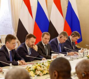 البرهان وبوتين يبحثان في الكرملين تطوير العلاقات السودانية الروسية إلى شراكة استراتيجية، ومشروعات مشتركة في الطاقة والمعادن والزراعة والتعليم، ودعم الاستقرار والسلام في السودان.